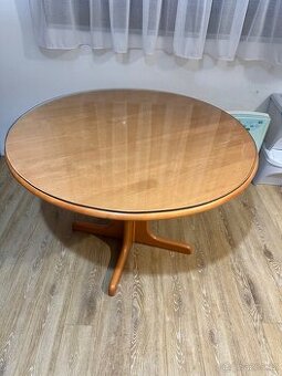 Kulatý jídelní stůl
