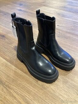 Boty Hause brand - 1