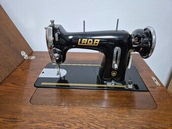 Šlapací šicí stroj Lada