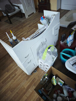 Skříňka s umyvadlem a zrcadlem - 1