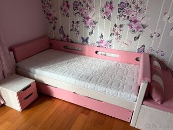 Postel s nočním stolkem