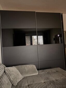 Skříň s posuvnými dveřmi Bramfeld,grafit/sklo černé