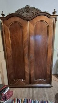 starožitná vyřezávaná zdobení skříň