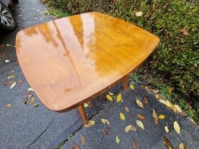 Prodám krásný lesklý lakovaný retro konferenční stolek 66cm