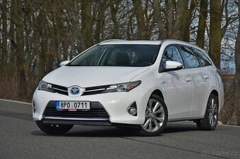 Koupím Toyotu Auris 1.8 Hybrid, model 2013 výš