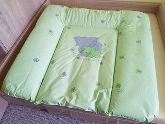 Zelená přebalovací podložka se záhlavníkem 75x70 cm