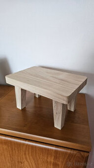 Hezký nový stoleček pod kvítka 30x20x 16cm