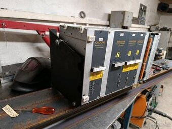 Rack s regulátory Moog T161 a bezpečnostní deskou RS 091