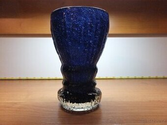 Zajímavá masivní těžká tmavě modrá váza nebo pohár.