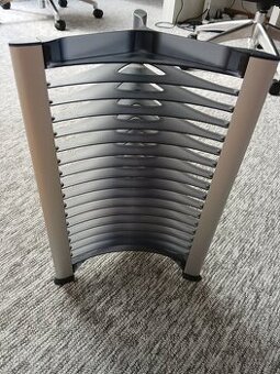 Plastový stojan na CD/DVD