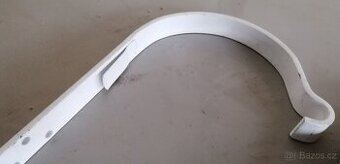 Hák okapový lakovaný bílý, nový. Celkem 38 kusů