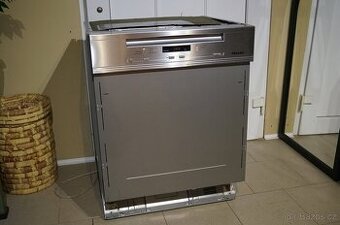 Myčka Miele nerezová vestavná G6200 SCi , tři koše