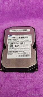 Pevné disky i s kabeláží pro připojení v PC