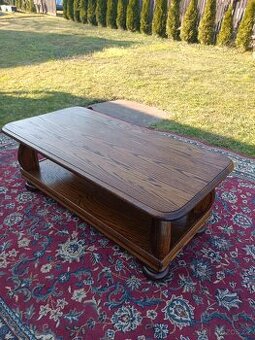 Rustikální konferenční stolek se spodní deskou.