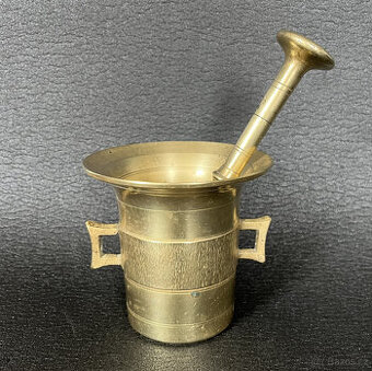 Starý mosazný hmoždíř s tloukem č. 4