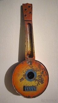 Plechová hračka ve tvaru banja, Velmi stará ruční výroba.