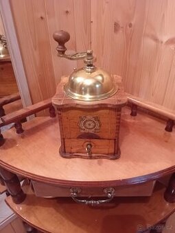 Starožitný mlýnek na kávu