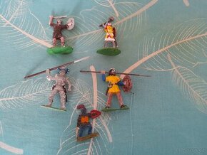 cínoví vojáčci a další figurky