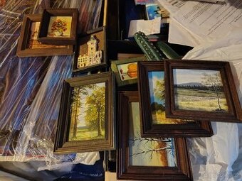 Krabice plná obrázků/obrazů