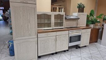 Bílá rustikální kuchyňská linka