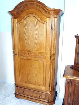 jednodveřová šatní skříň se šuplíkem