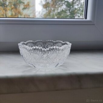 malá broušená miska