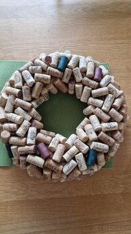 Dekorační věnec z korkových špuntů průměr 34 cm