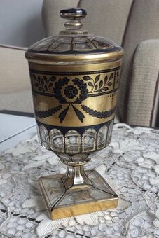 Starožitný zlacený pohár s víkem