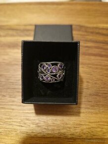 Krásný nový prstýnek s fialovými kamínky