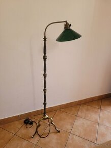 stojací pěkná podlahová mosazná lampa, zelené stínidlo