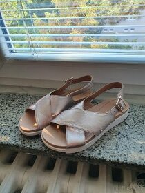 Kožené, světle růžové sandály UGG vel. 37 - jednou nošené