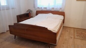 Dvoulůžková postel