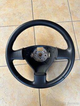 VW tříramenný kožený volant.