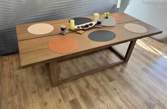 Masivní jídelní stůl KAVE HOME Sashi teak, PC 34500KČ