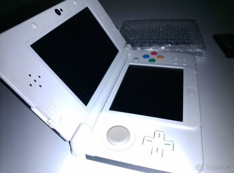 3DS New EU + nahrádní díly..
