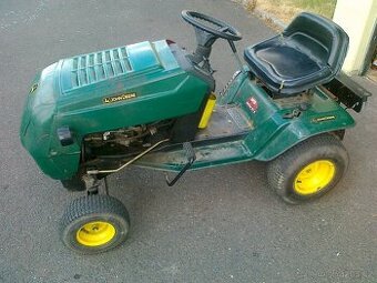 Zahradní traktor John Deere