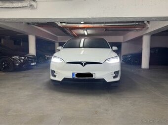 Vylepšené světlomety Tesly Model X 2020