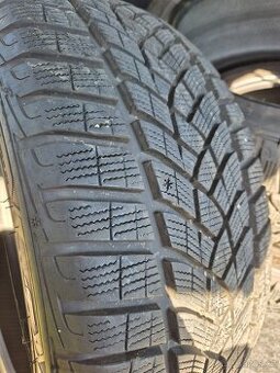 235/45 r18 UltraGrip sada zimní pneu