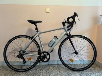 🚴♂️ Silniční kolo Triban R100 – výborný stav, doklady, mál