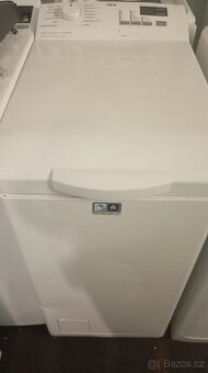 Vrchem plněná pračka AEG