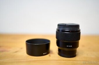 Sony FE 85 mm f/1.8 – skvělý stav, ostrý portréťák