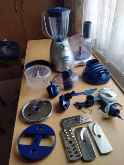 Kuchyňský robot s mixerem