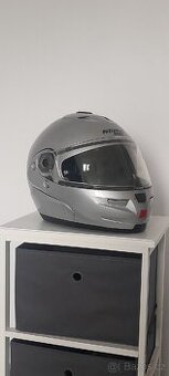 Helmy a oblečení na moto