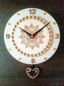 Dřevěné hodiny s kyvadlem pr. 25,5 cm+ malý andělíček -