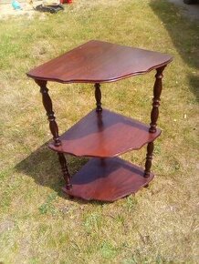 Rohový etažér v historizujícím stylu