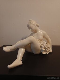 Ikonická stará soška baletky 1. Republiky