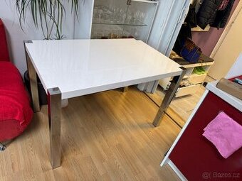 Jídelní stůl