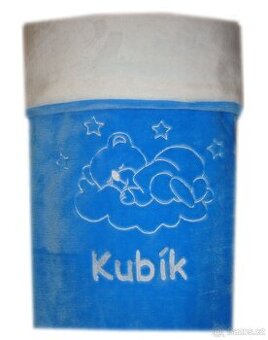 Deka s výšivkou jména na přání více barev