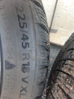 225/45 R18