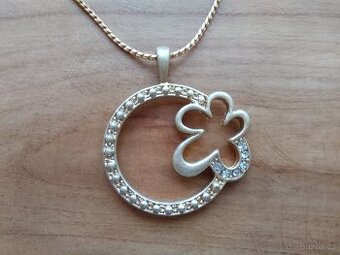 Nový náhrdelník s přívěskem čtyřlístek a podkova pro štěstí